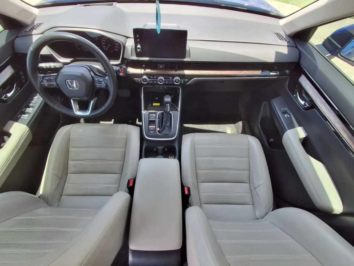 Car image 14