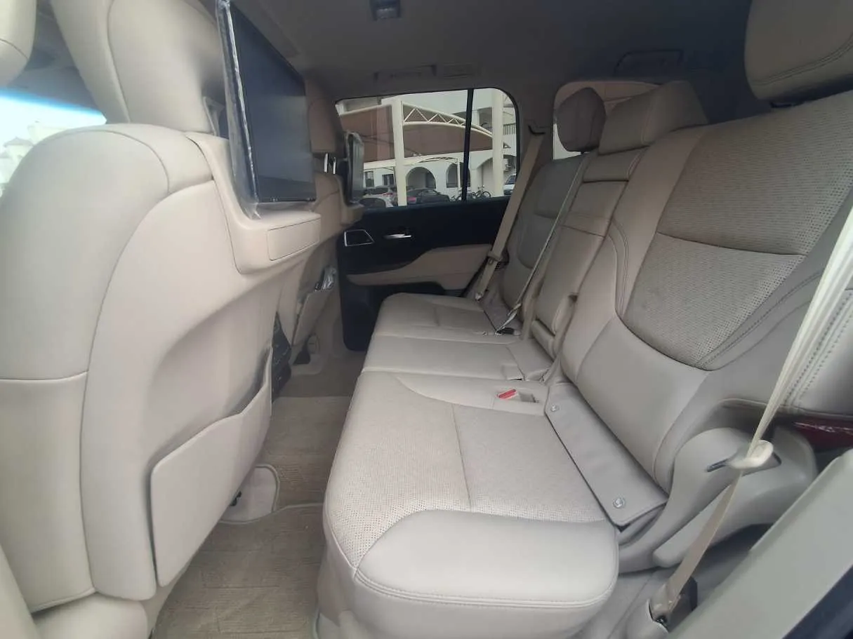 Car image 13