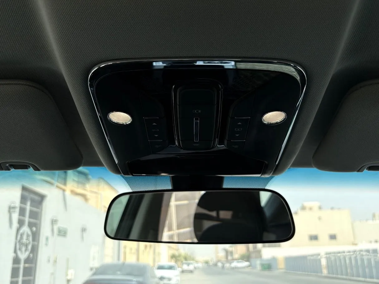 Car image 24