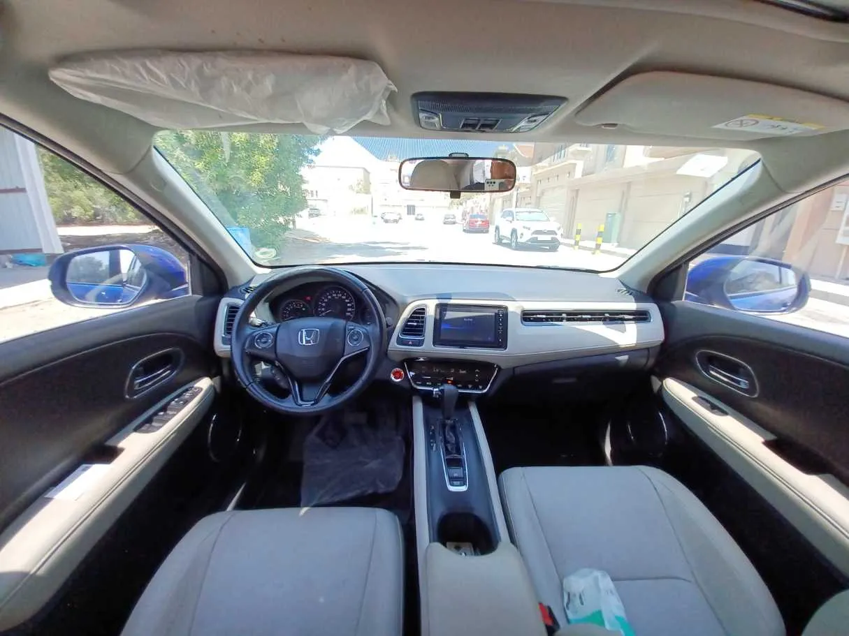 Car image 13