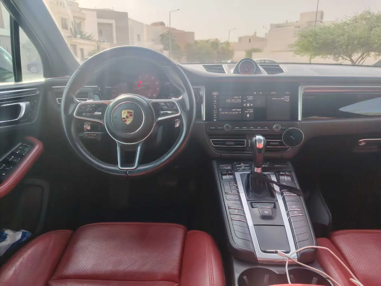 Car image 19