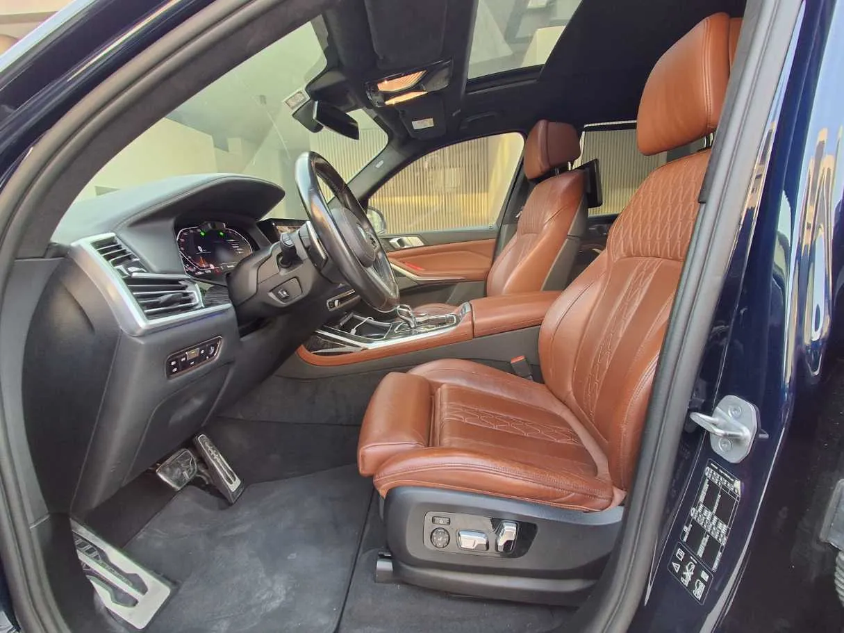 Car image 12