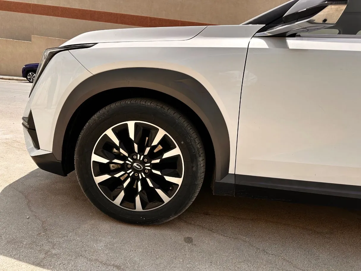 Car image 9