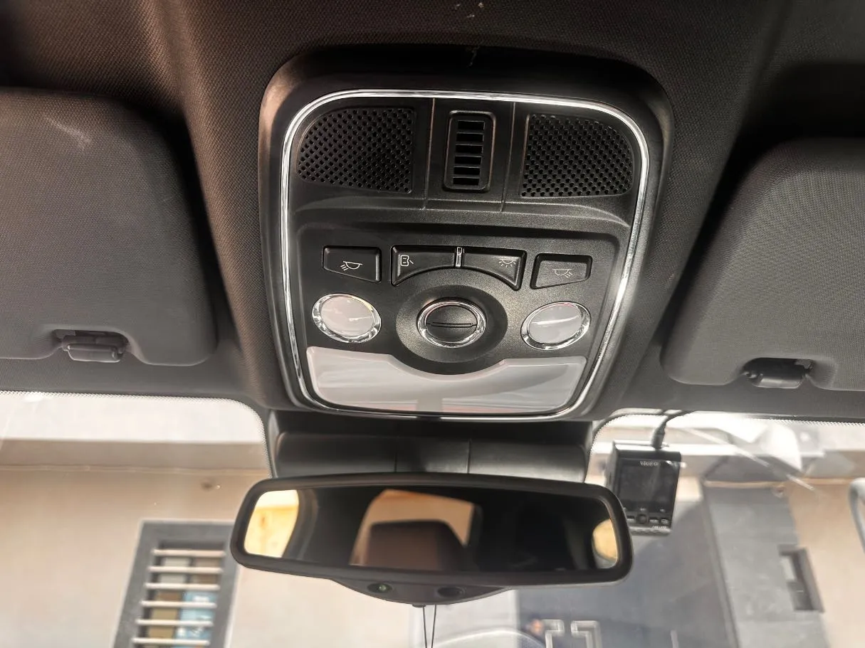Car image 24