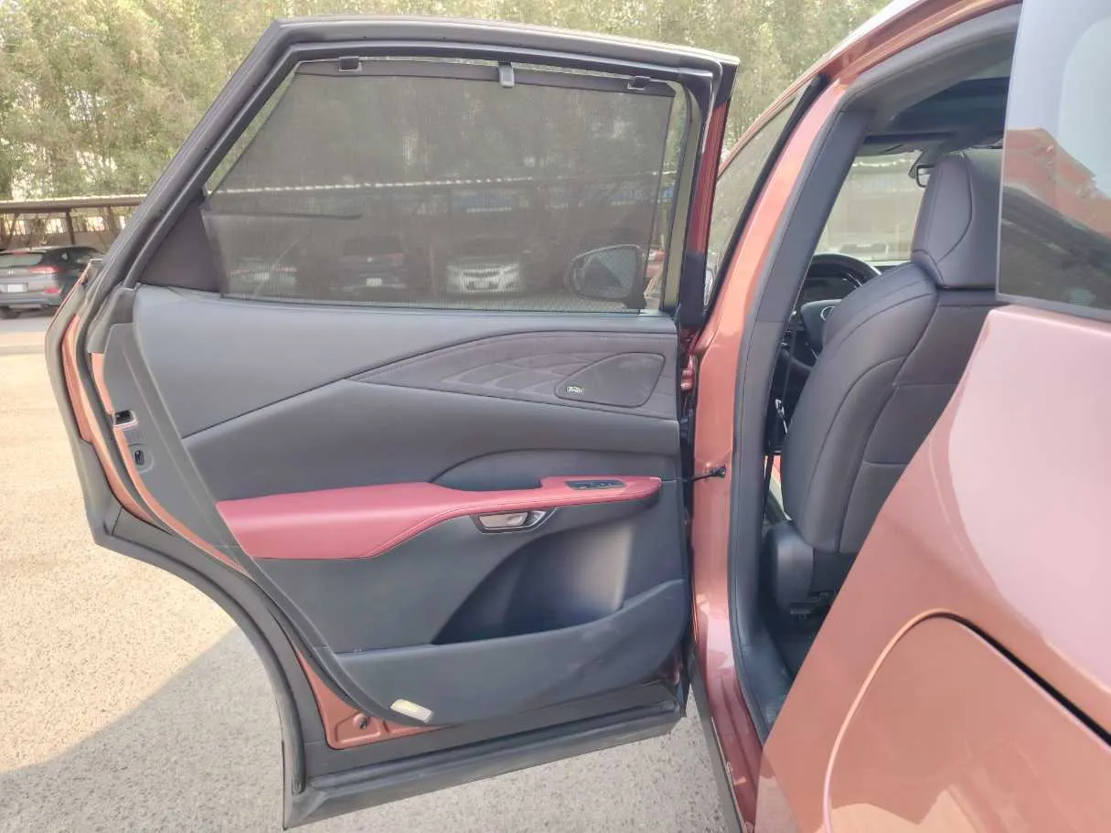 Car image 14