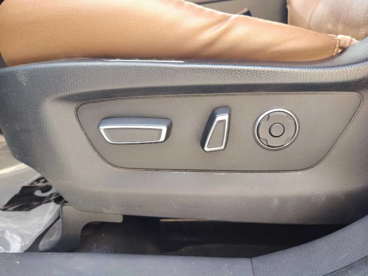 Car image 29