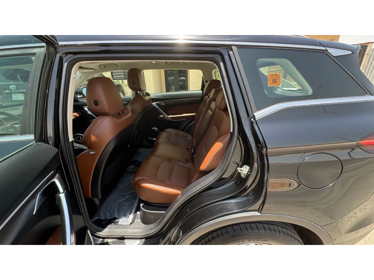 Car image 12