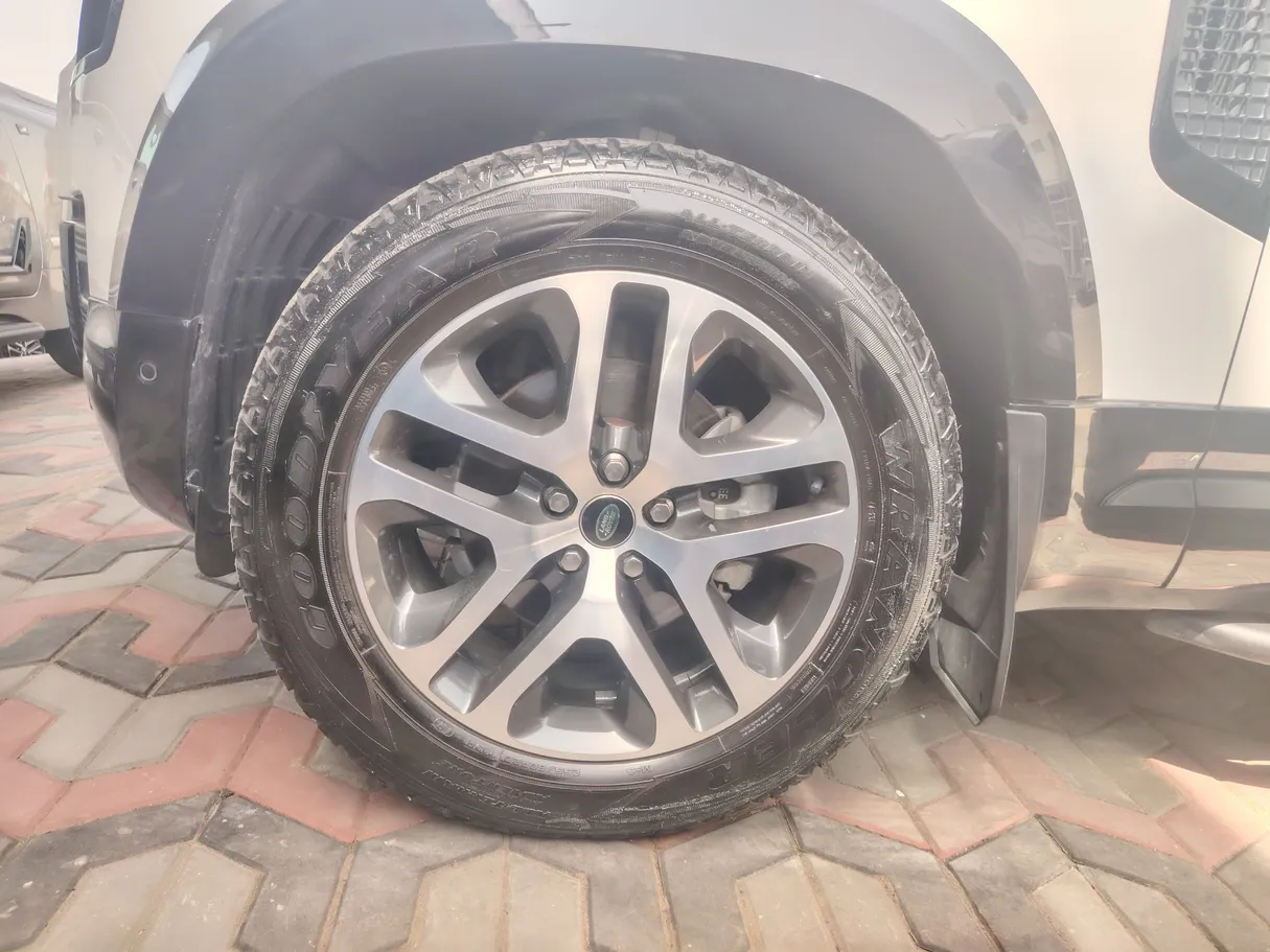 Car image 10