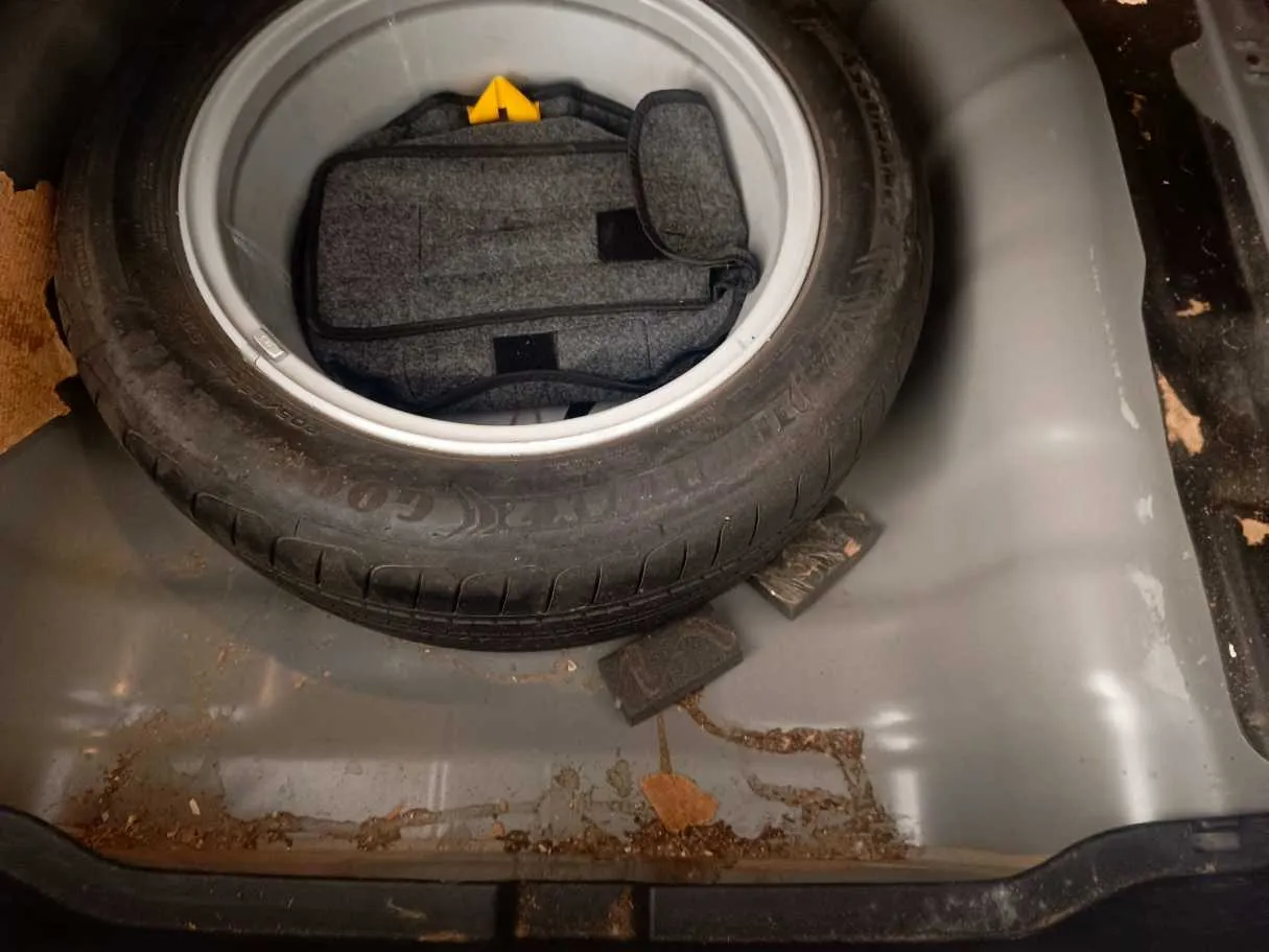Car image 26