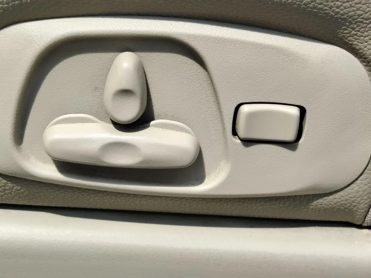 Car image 30