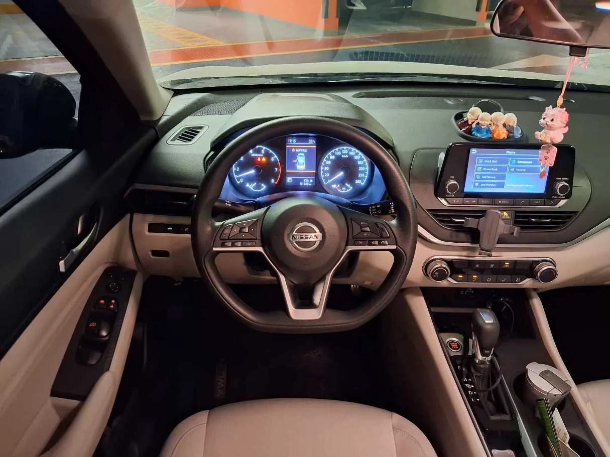 Car image 14