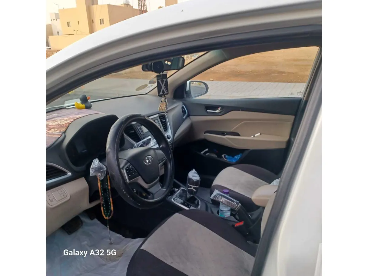 Car image 12