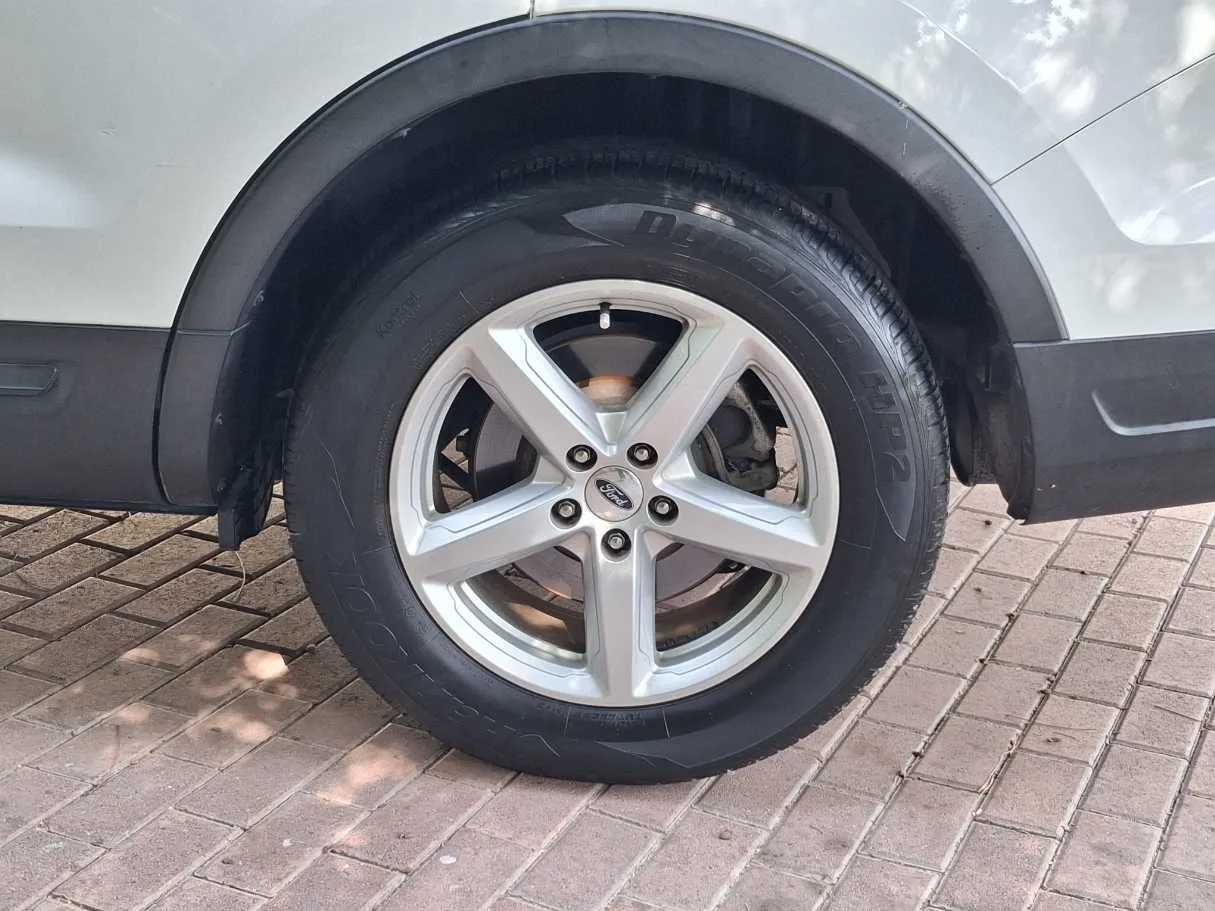 Car image 9
