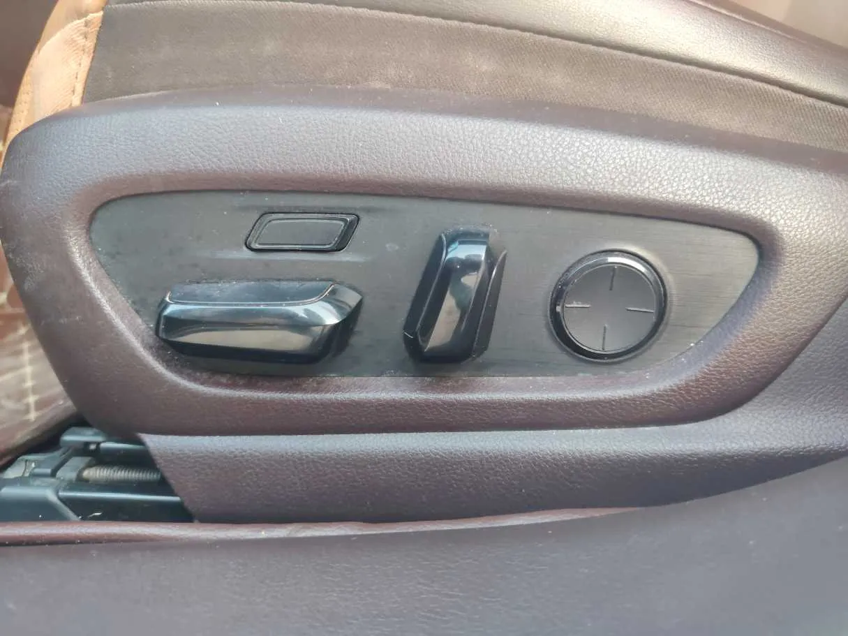 Car image 28