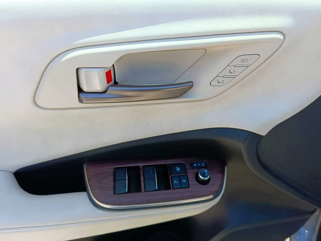 Car image 34
