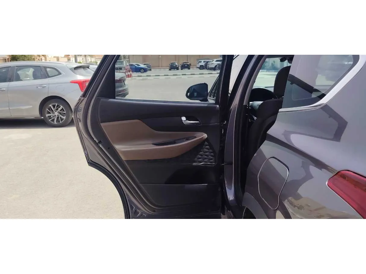 Car image 15