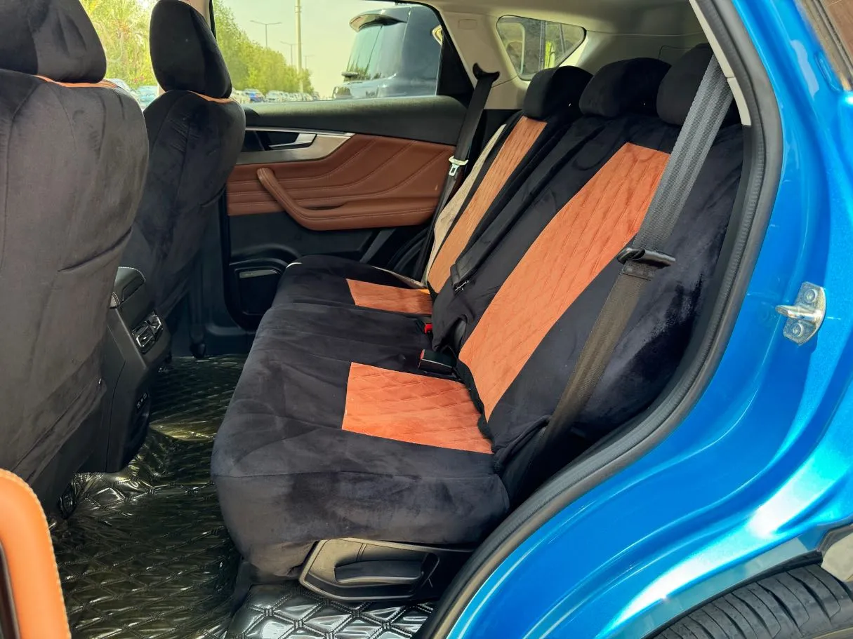 Car image 12
