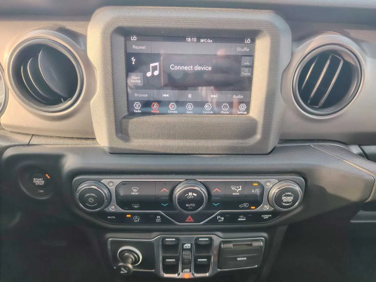 Car image 19