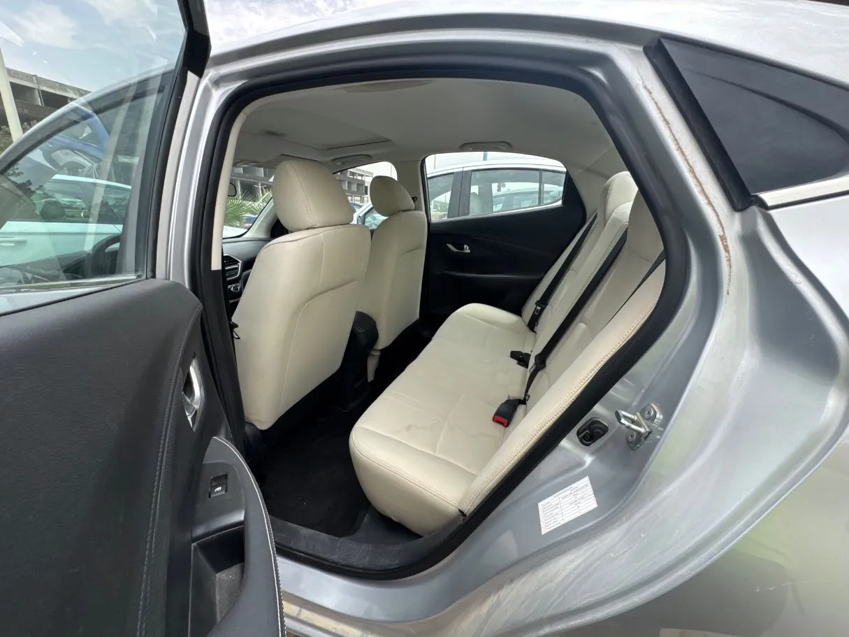 Car image 16