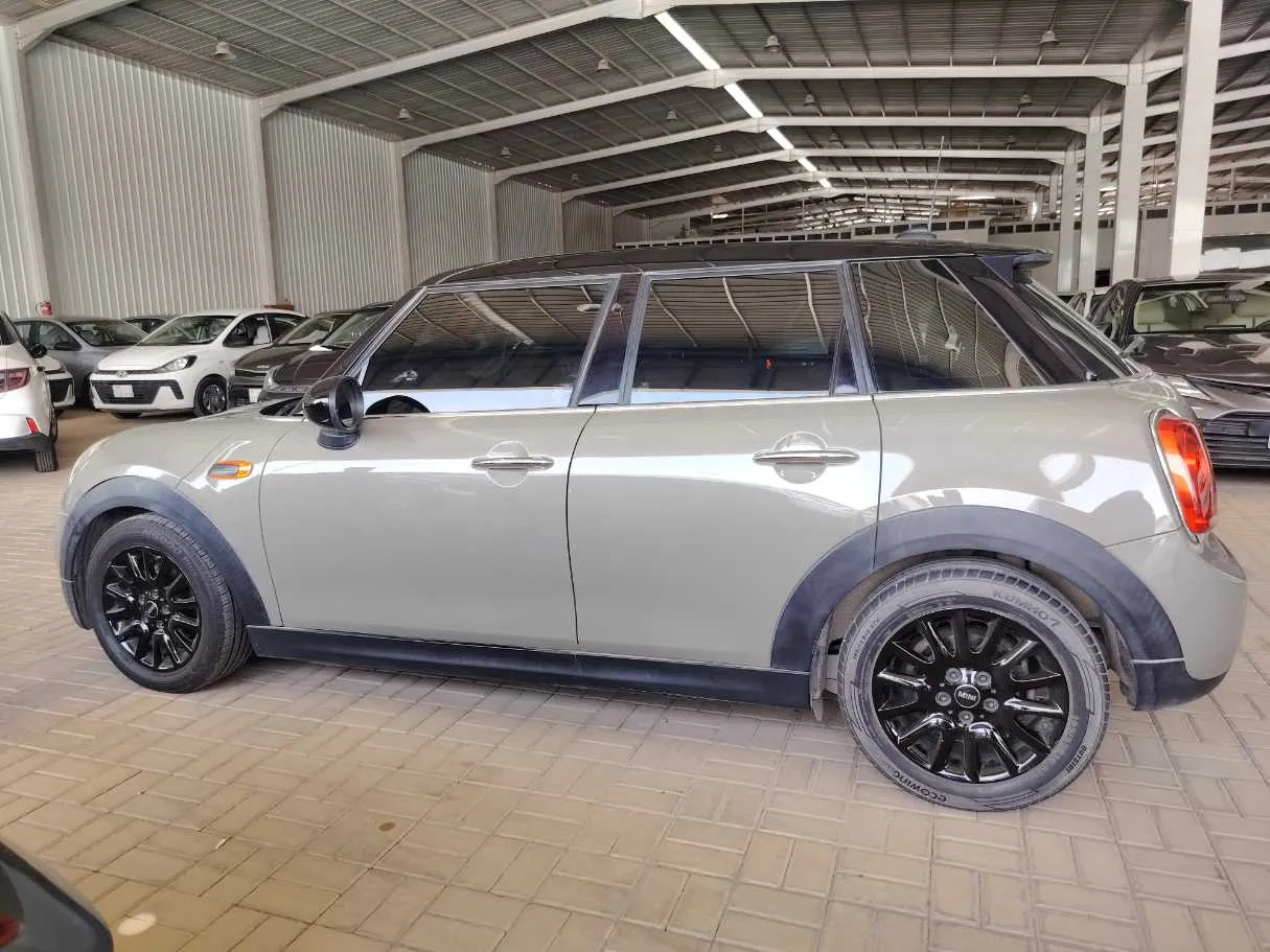 Car image 8