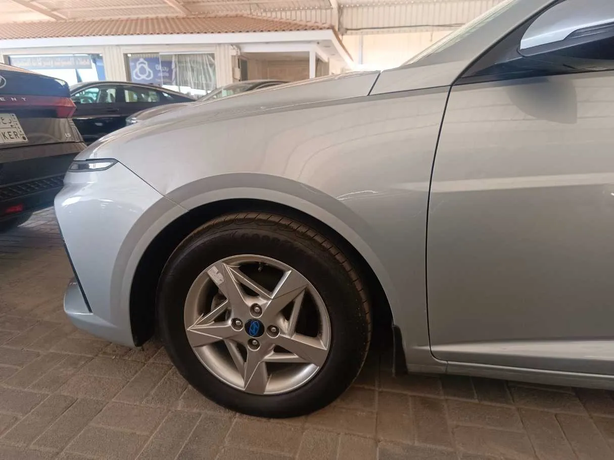 Car image 9