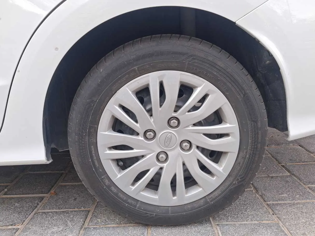 Car image 7