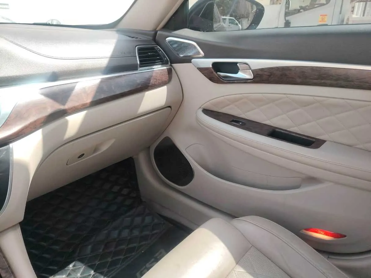 Car image 25