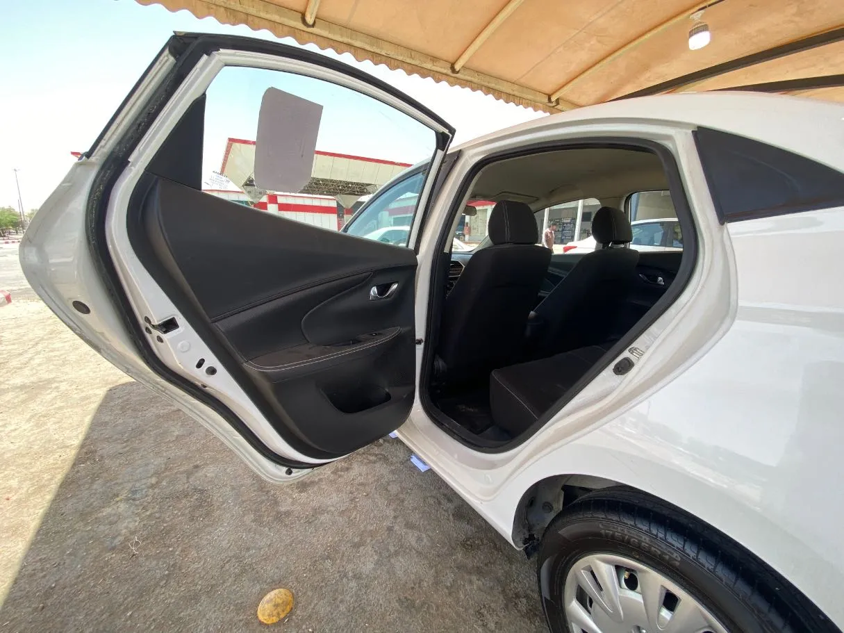Car image 11
