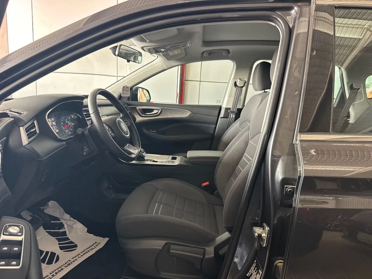 Car image 9