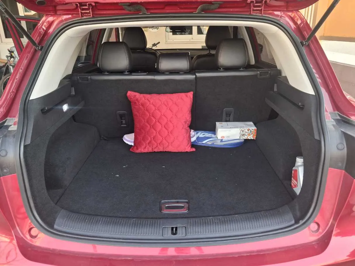 Car image 17