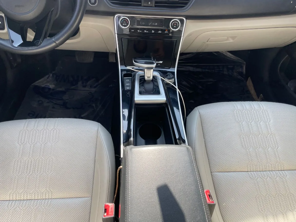 Car image 19