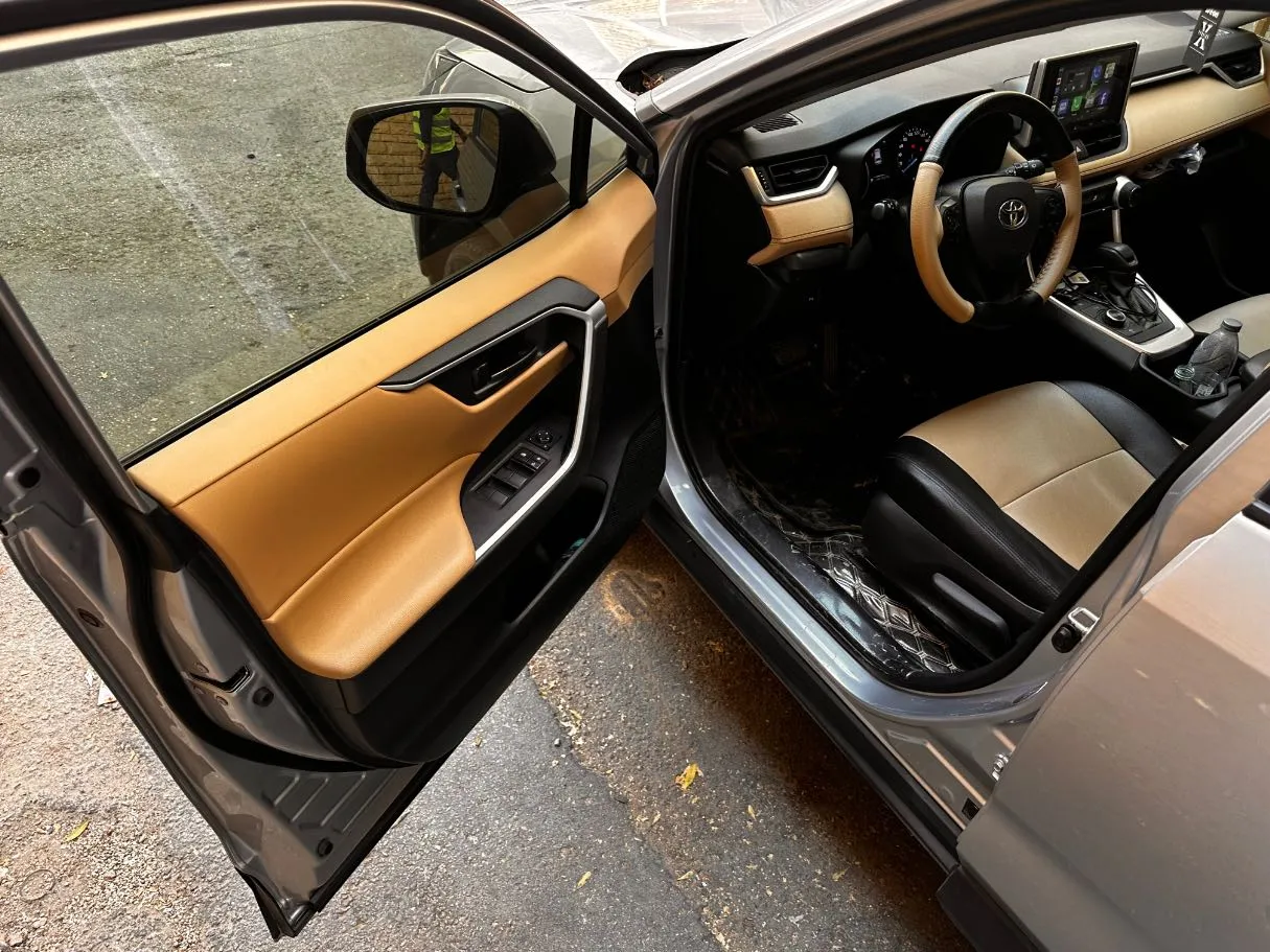 Car image 11