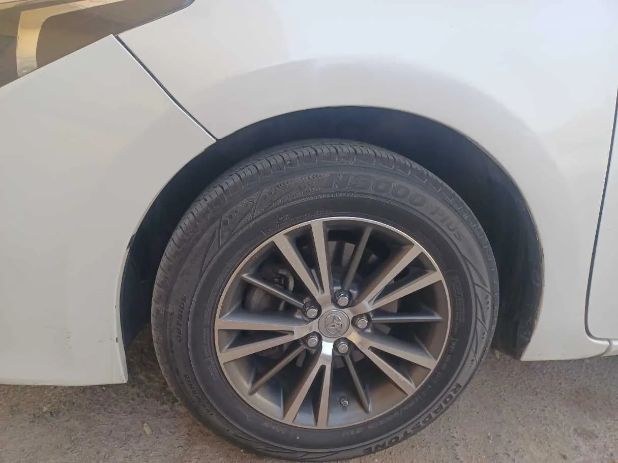 Car image 9