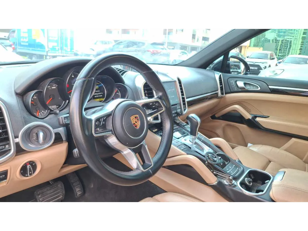 Car image 11