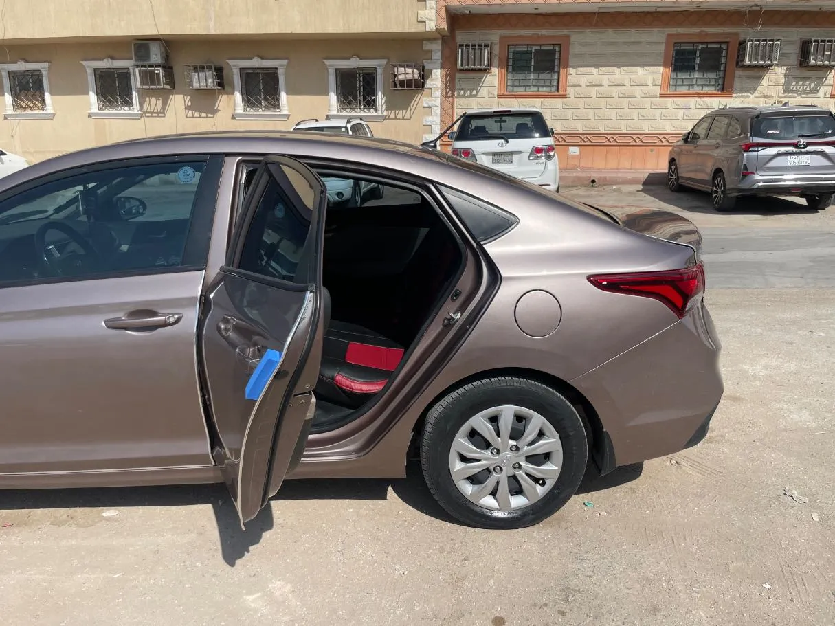 Car image 15