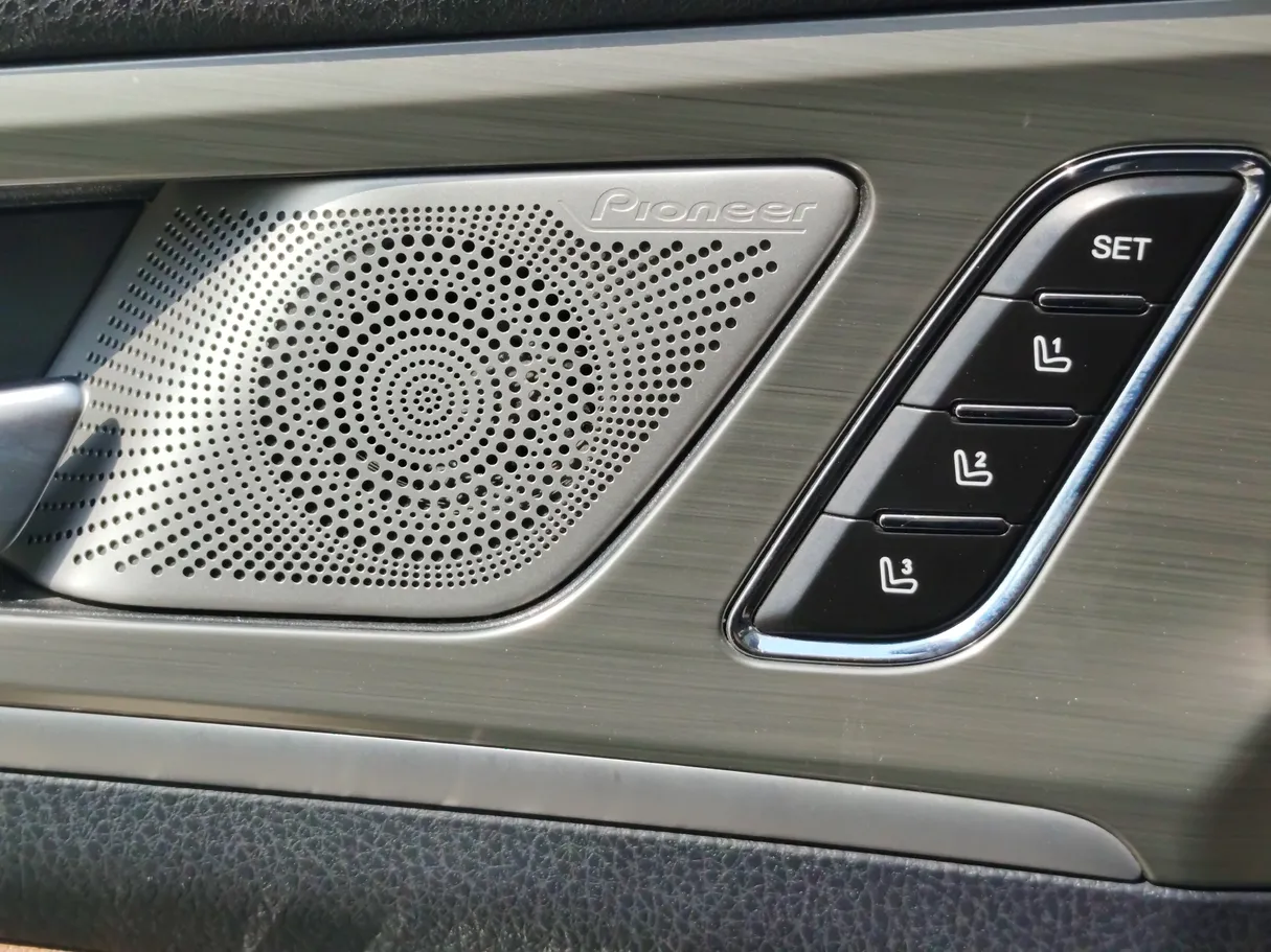 Car image 28