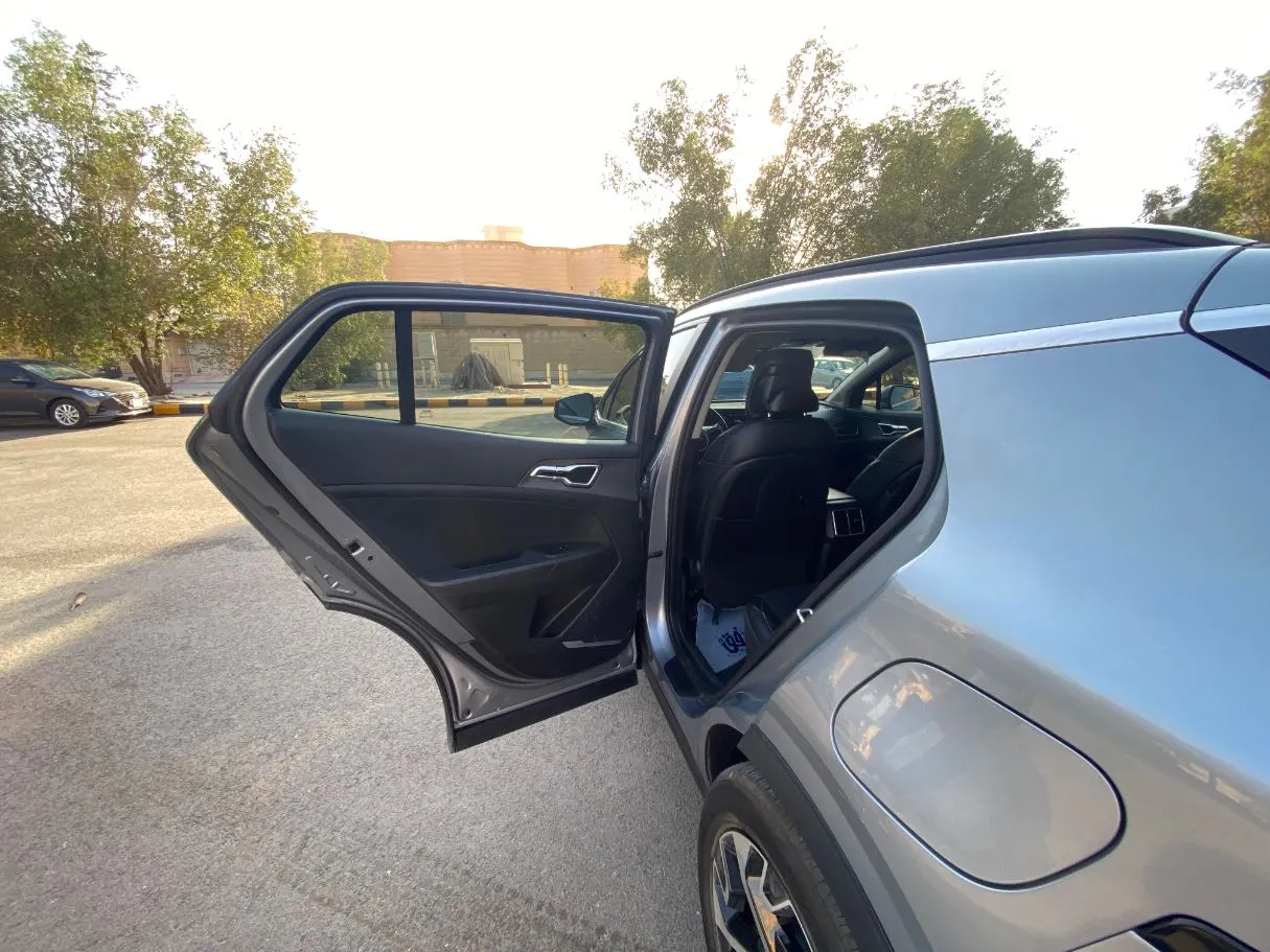 Car image 12