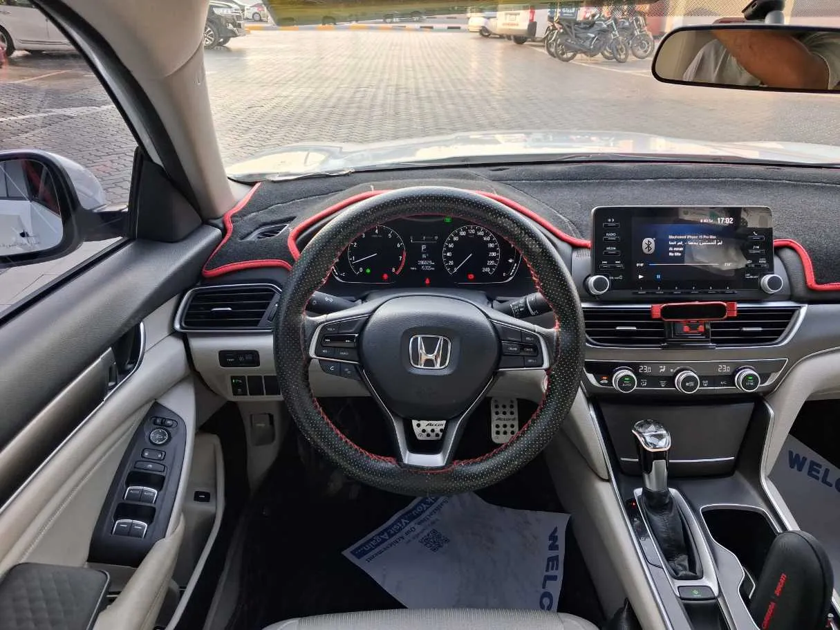 Car image 17