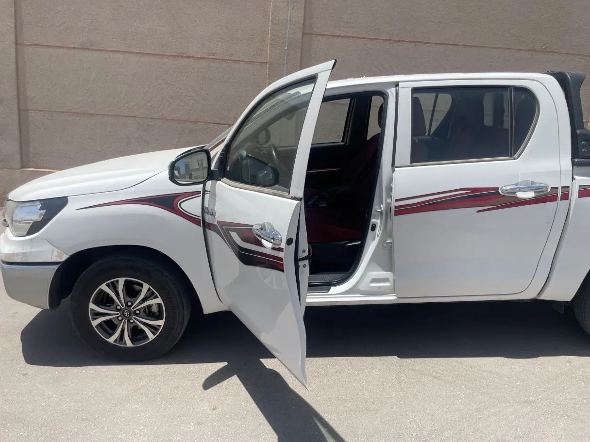 Car image 13