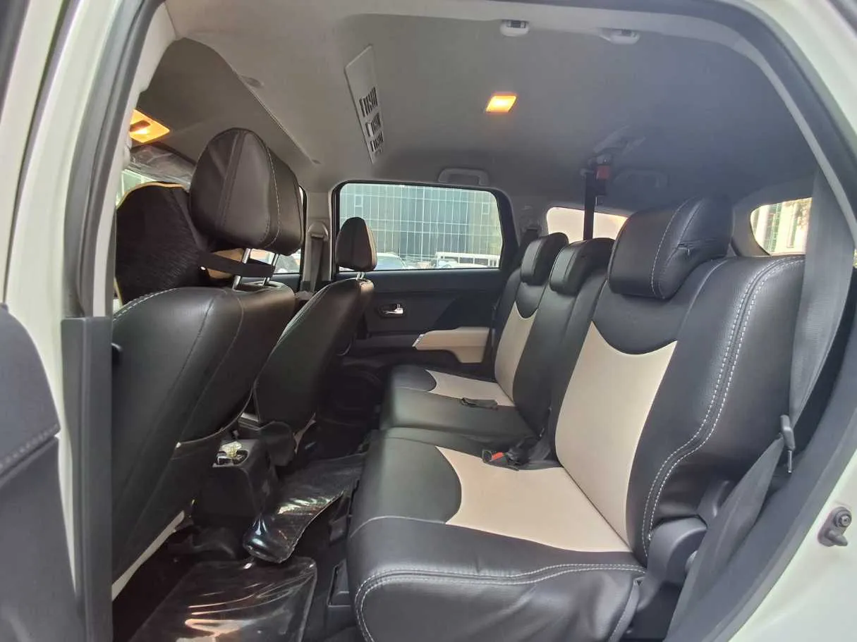 Car image 13