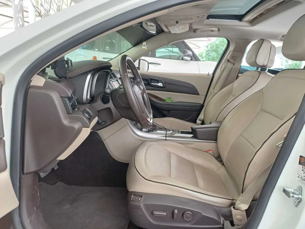 Car image 12