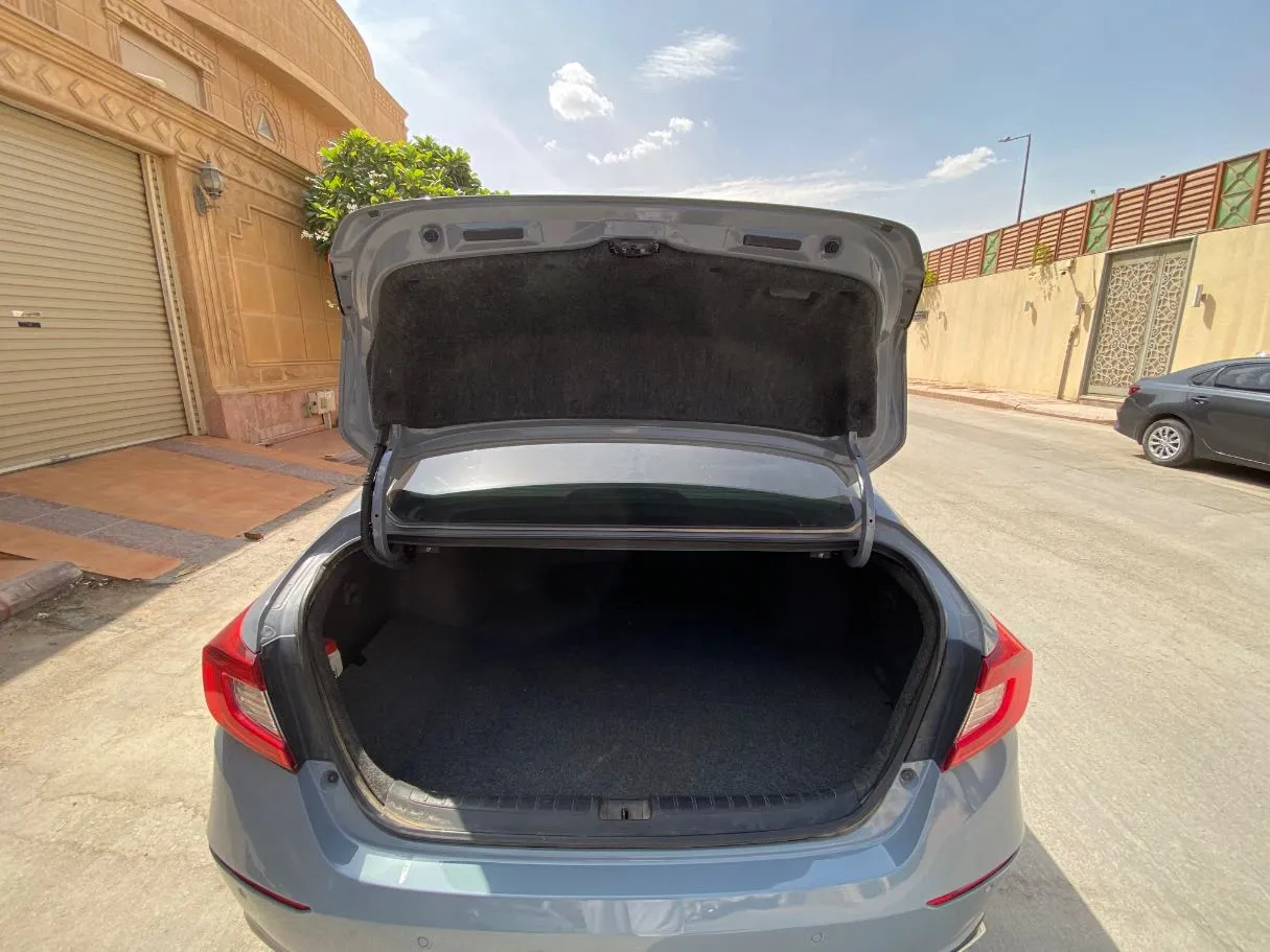 Car image 19