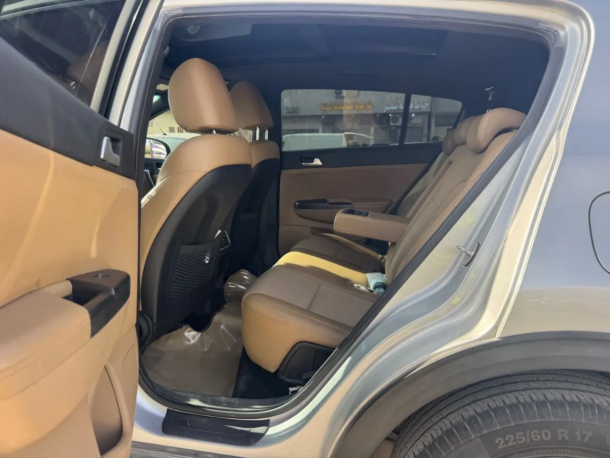 Car image 13