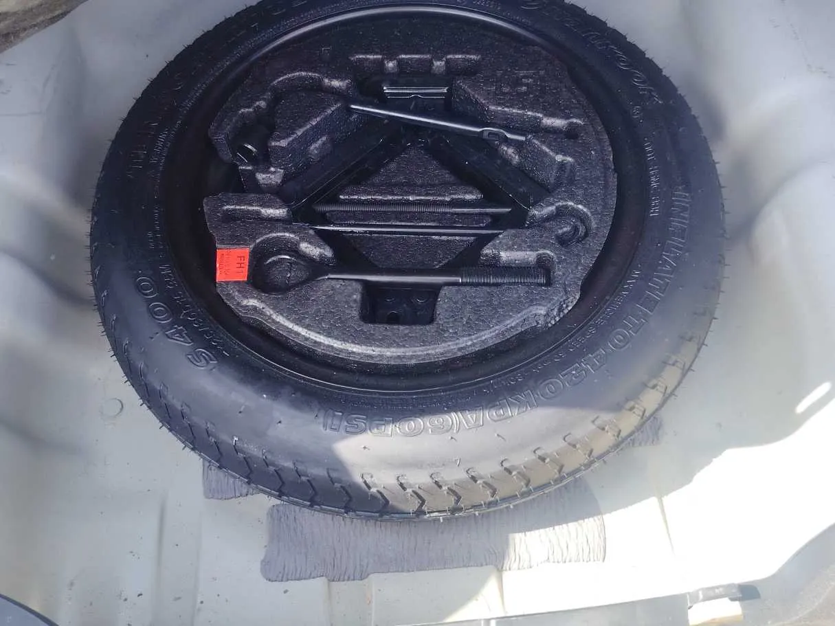Car image 32