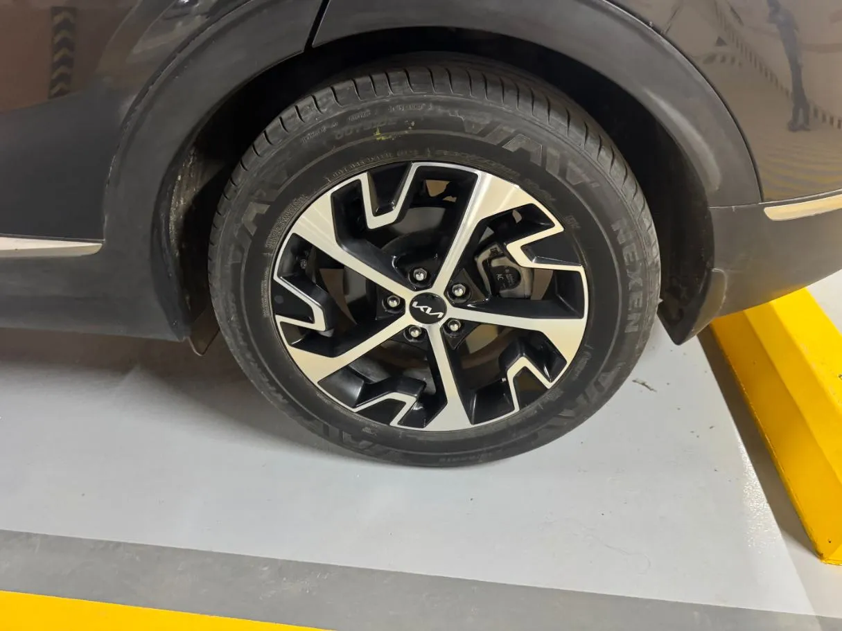 Car image 9