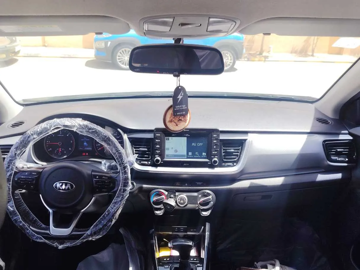 Car image 14