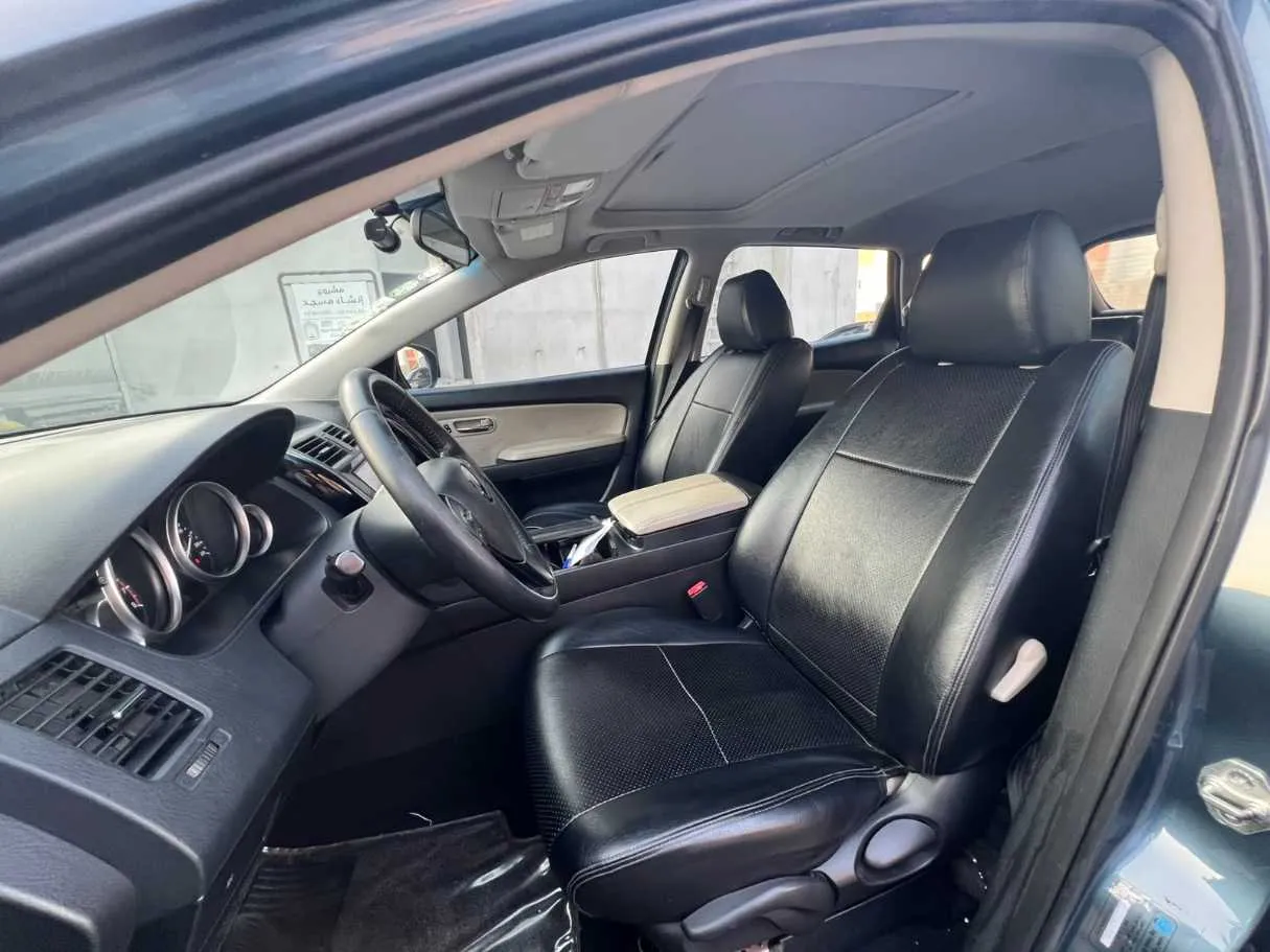 Car image 12