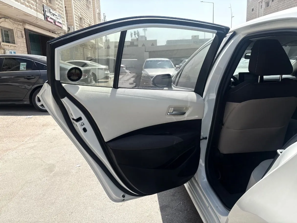 Car image 14