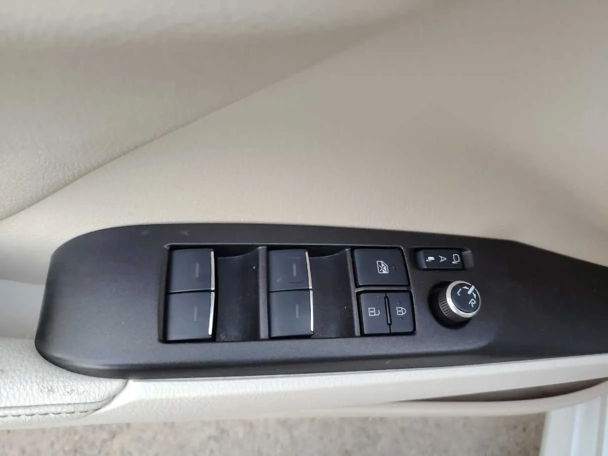 Car image 35