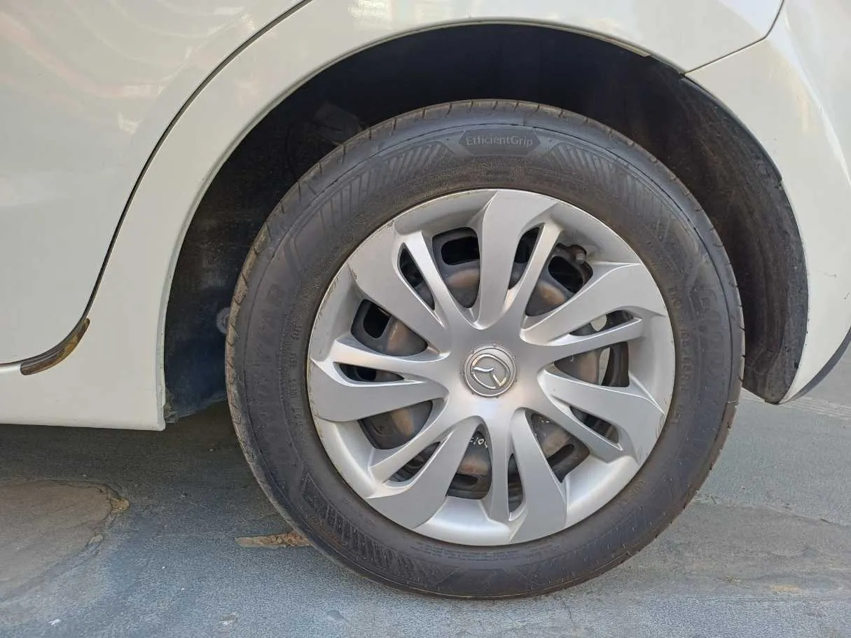 Car image 9